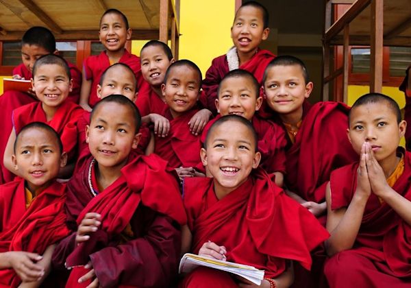 Programas projetos de voluntariado internacional gap year Earlybird India jovens budistas crianças mosteiro educação aulas de inglês escolas