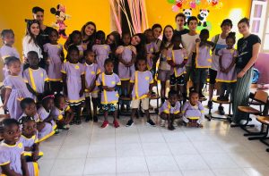Programas projetos de voluntariado internacional gap year Earlybird Cabo Verde jovens e crianças